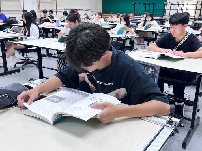 上博圖書贈書百本，成為新生學習的最佳利器!圖片