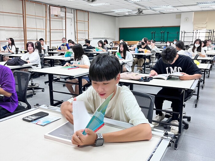 上博圖書贈書百本，成為新生學習的最佳利器!圖片